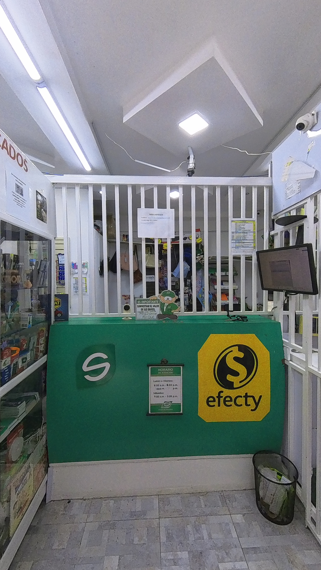 Sección de miscelánea con productos básicos