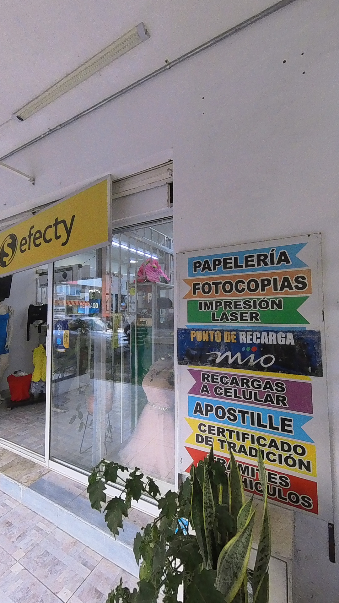 Personal atendiendo envíos Servientrega